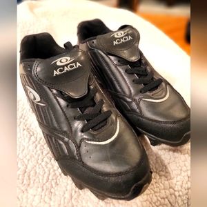 Men's black football cleats